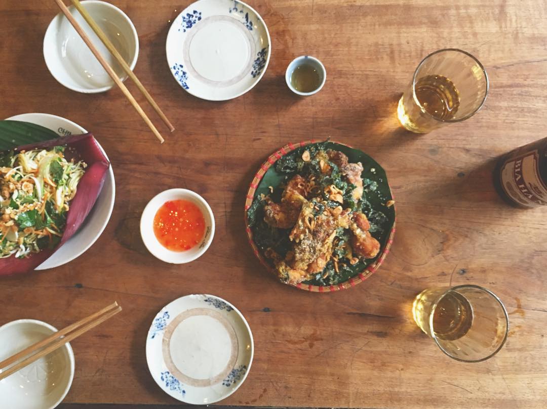 Las mejores ancas de rana que probaré en mi vida, una crujiente y curiosa green banana salad, y una fresquísima cerveza local que nos sirvieron en el Chim Sao Restaurant de Hanoi. ¡Soñando con volver!
