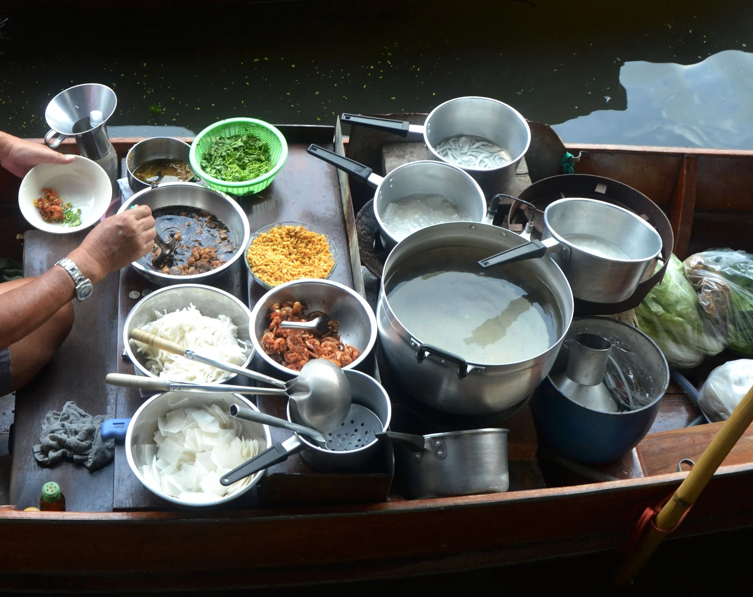 Simpático vietnamita que nos dio a probar el famoso Pho Bo en la Bahía de Ha Long, Vietnam. De lo rico que estaba, ¡se nos quitó hasta el calor!