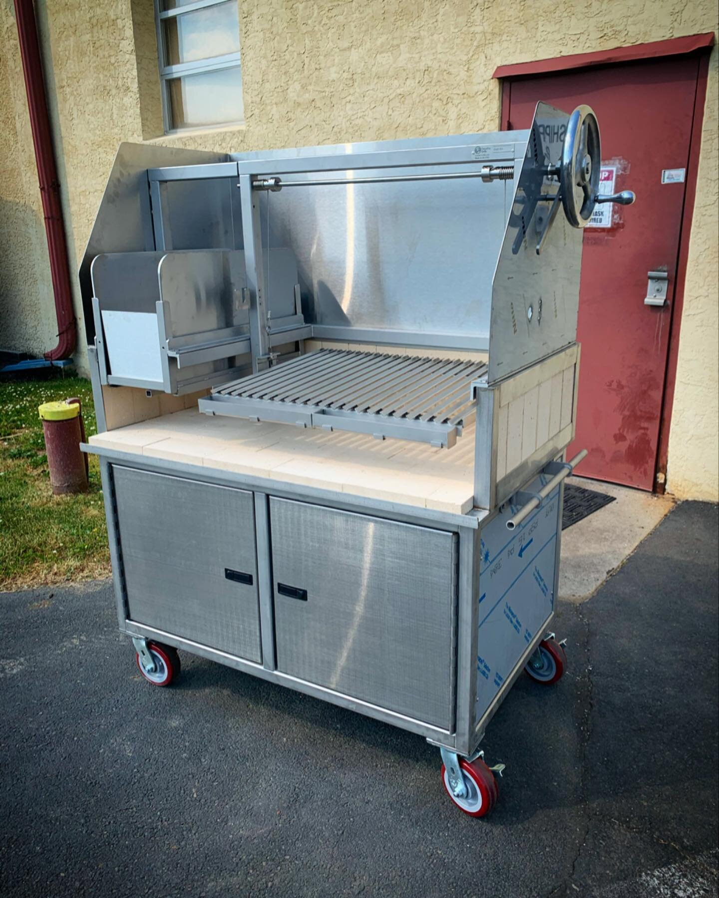 Our Supremo Grill.  We got you covered. 

.
.
.
.
.
.
.
.

#grilling #outdoorkitchen #woodfired #parrilla #outdoorliving #grill #asado  #char #grillplates #firebrick #backyardbbq #bbq #outdoorcooking #argentiniangrill #santamariagrill #grillcover #gr