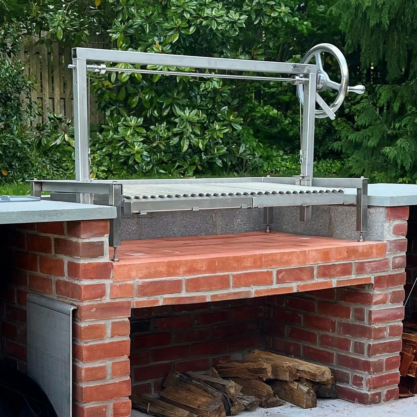 Large Clasico Grill Insert dropped into an open counter-top installation. 
.
.
#gauchogrills #grillthisway #cl&aacute;sico #grillinsert #argentinegrill #asadogrill #stainlessgrill #santamariagrill #outdoorkitchendesign #backyardideas #cookingoutdoors