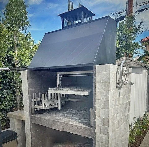 Wonderful enclosed installation of this Clasico with brasero. Custom hood assembly is a nice addition to the masonry base. 
.
.
.
 #grilling #outdoorkitchen #grillmaster #parrilla #outdoorliving #grill #asado #cheflife #backyard #bbq #woodfiredgrill 