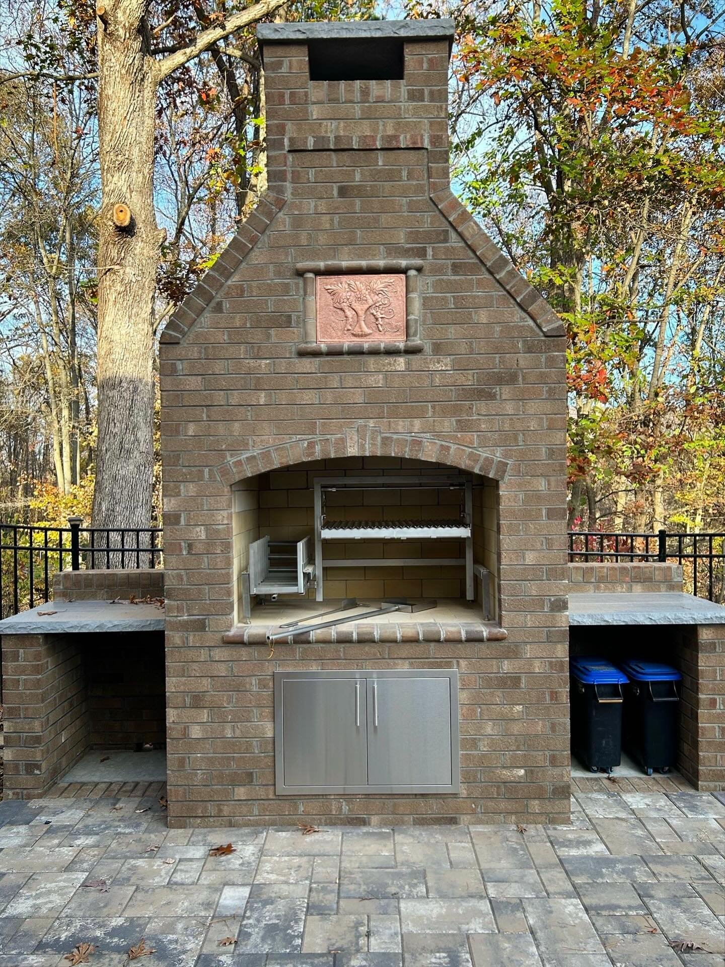 Yes - I would love to grill on this setup for Thanksgiving. 
.
.
.
#grilling #outdoorkitchen #woodfired #parrilla #outdoorliving #grill #asado #patio #backyard #luxuryhome #woodfiredgrill #bbq #outdoorcooking #argentiniangrill #custom #grilloptions #