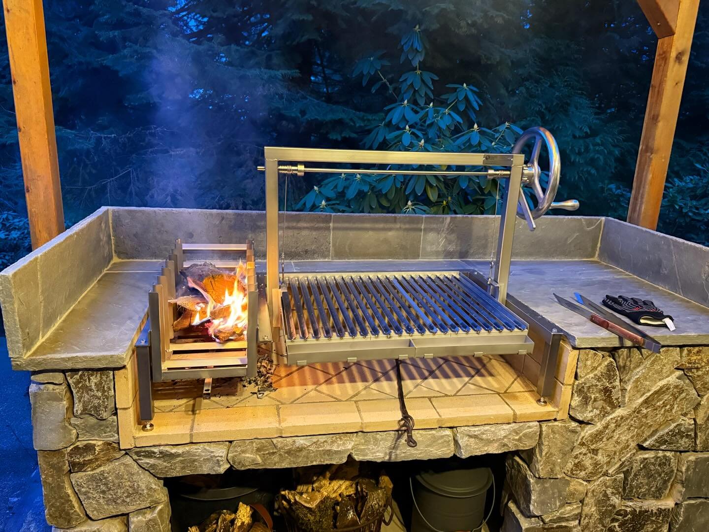 Another wonderful installation of a Clasico Grill Insert. Brasero fired up and doing the work. 
.
.
.
#grillthisway #gauchogrills #argentinegrill #parrila #asado #asadoextraordinario #outdoorkitchen #backyardgoals #outdoorliving #greatgiftideas #gift