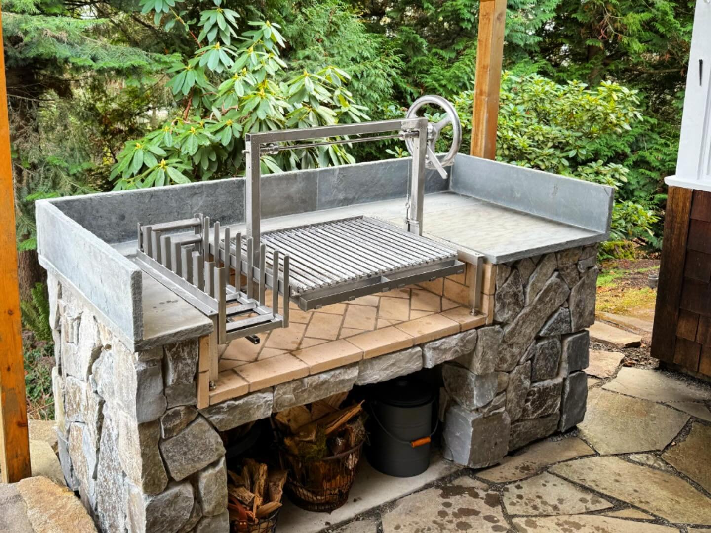 Medium Clasico with Brasero perfectly dropped into its opening. Ready to fire up for Christmas. 
.
.
.
#grilling #outdoorkitchen #madeintheusa #parrilla #outdoorliving #greatgifts #patio #backyard #firebrick #giftsforhim #woodfiredgrill #outdoorcooki