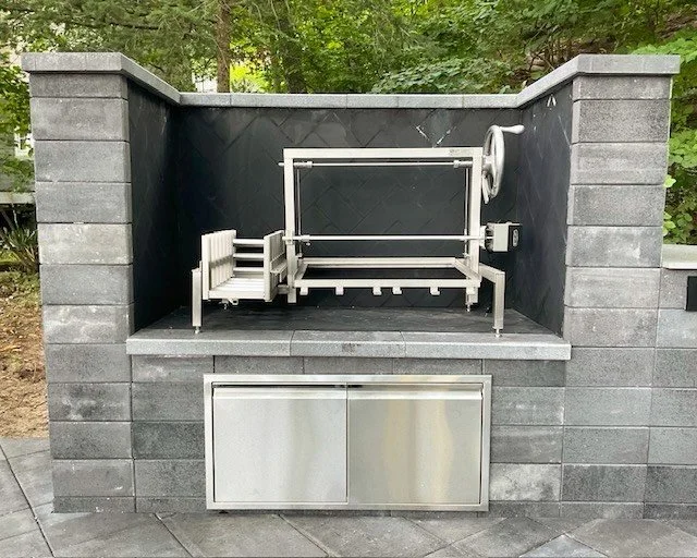 Clasico Grill Insert dropped in and in Rotisserie mode. 
.
.
.
#gauchogrills #grillthisway #premiumgrill #outdoorkitchen #argentinegrill