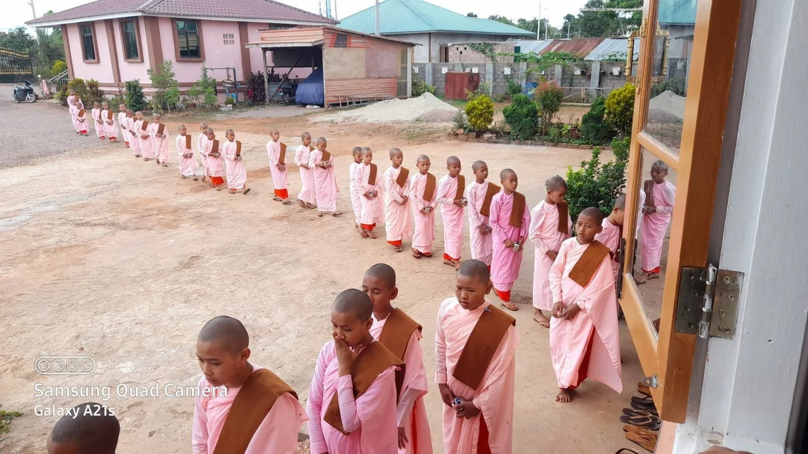 Donation to nunneries in Pyin Oo Lwin