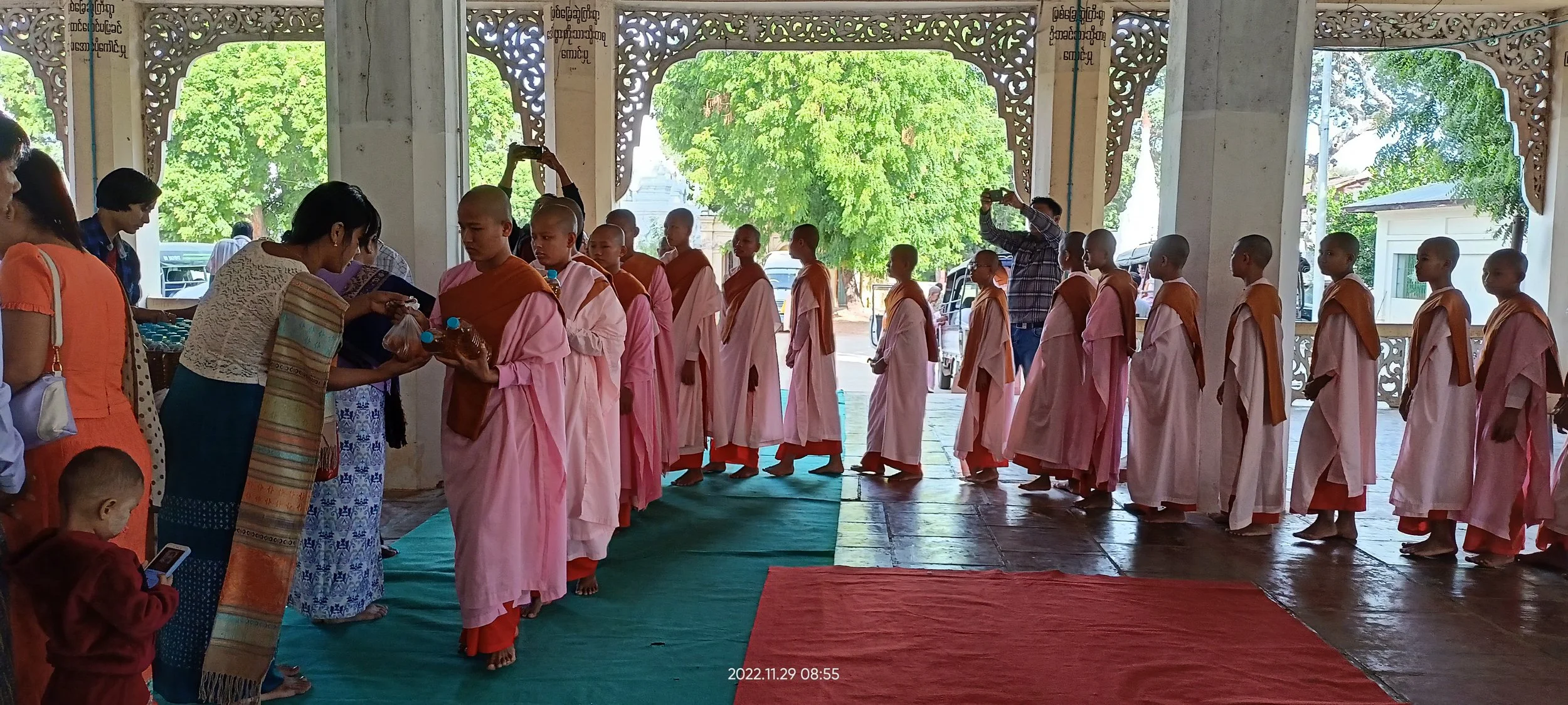 Donation at Shwezigon!