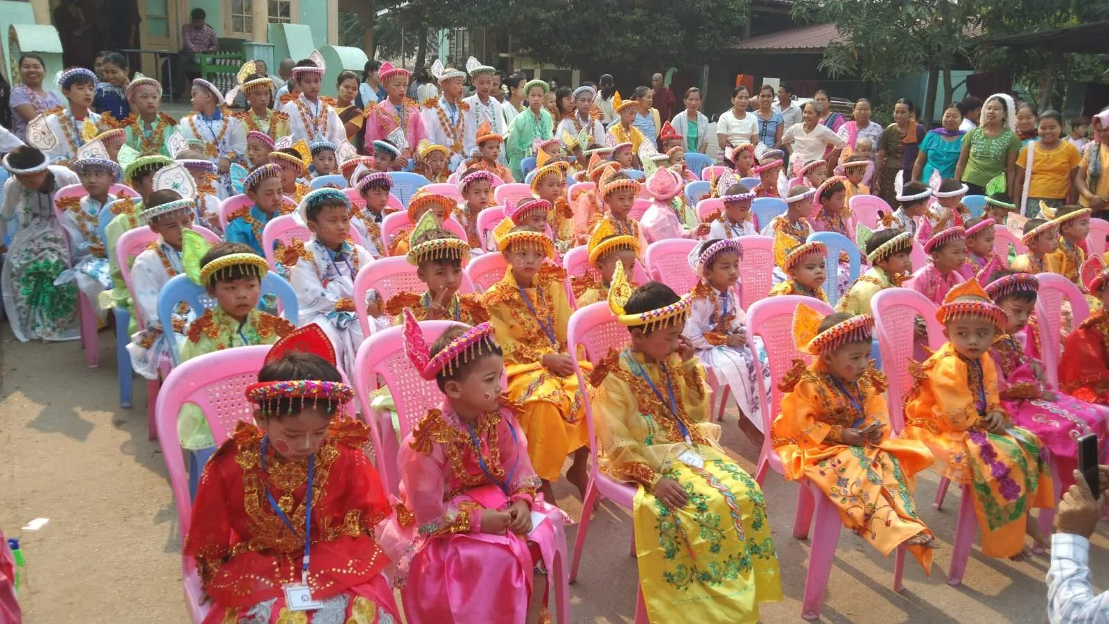 A successful ordination for 100 novices in Ingyinbin!