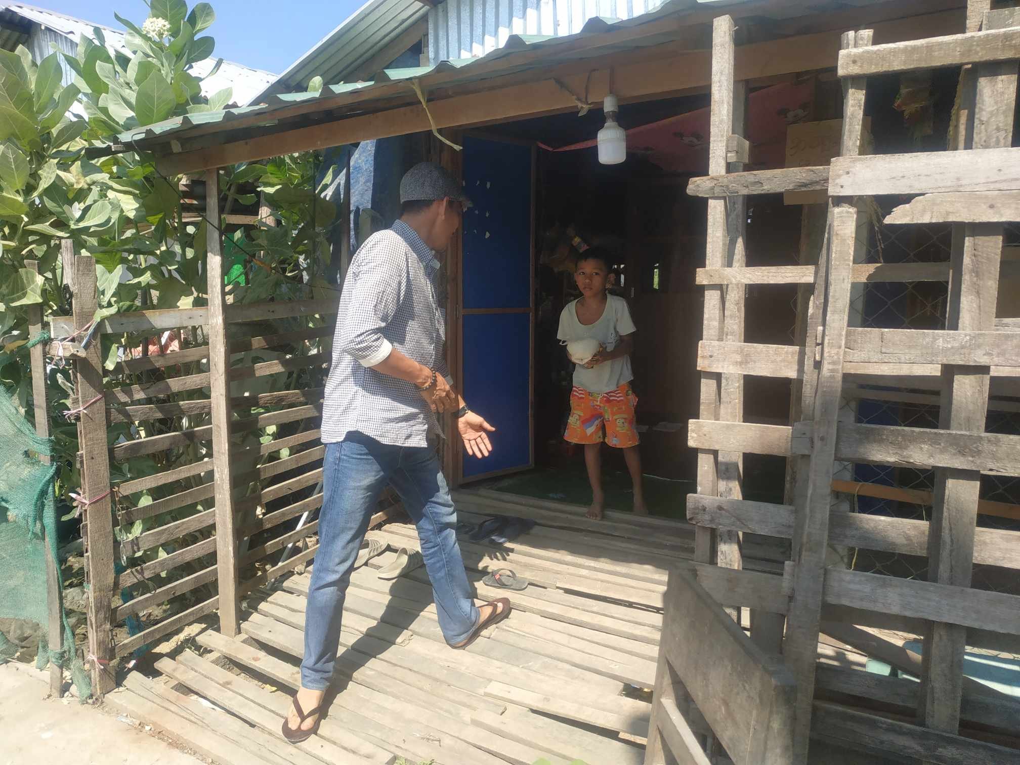 Rural elderly and sick persons received aid in home.jpg