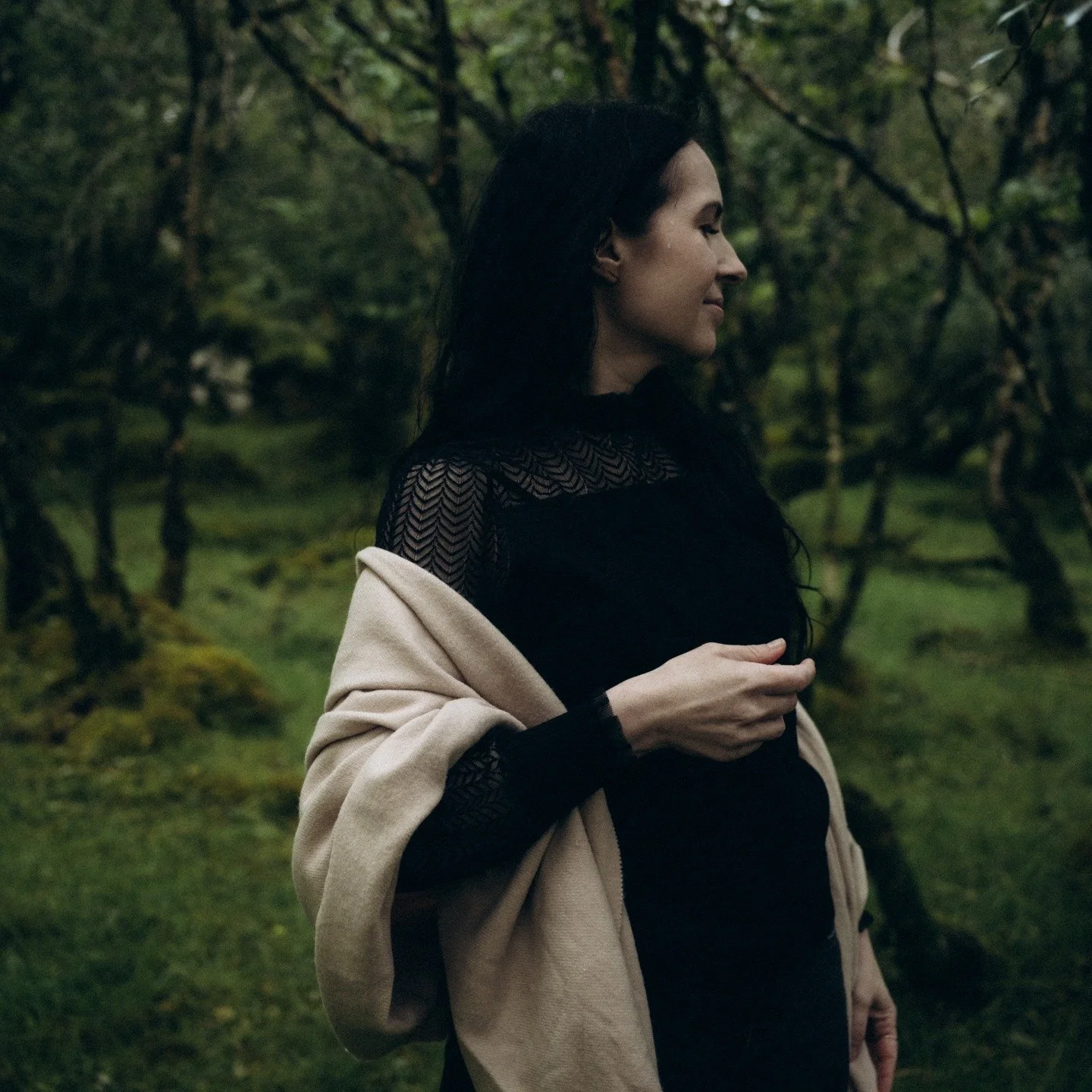 After days filled with fiddle music, voices and shared moments on Skye, I went looking for quiet. Calm is not empty, it's full of attention. I listen before I create. #hochzeitsfotografie #hannoverhochzeit #elegantehochzeit #schlosshochzeit with many