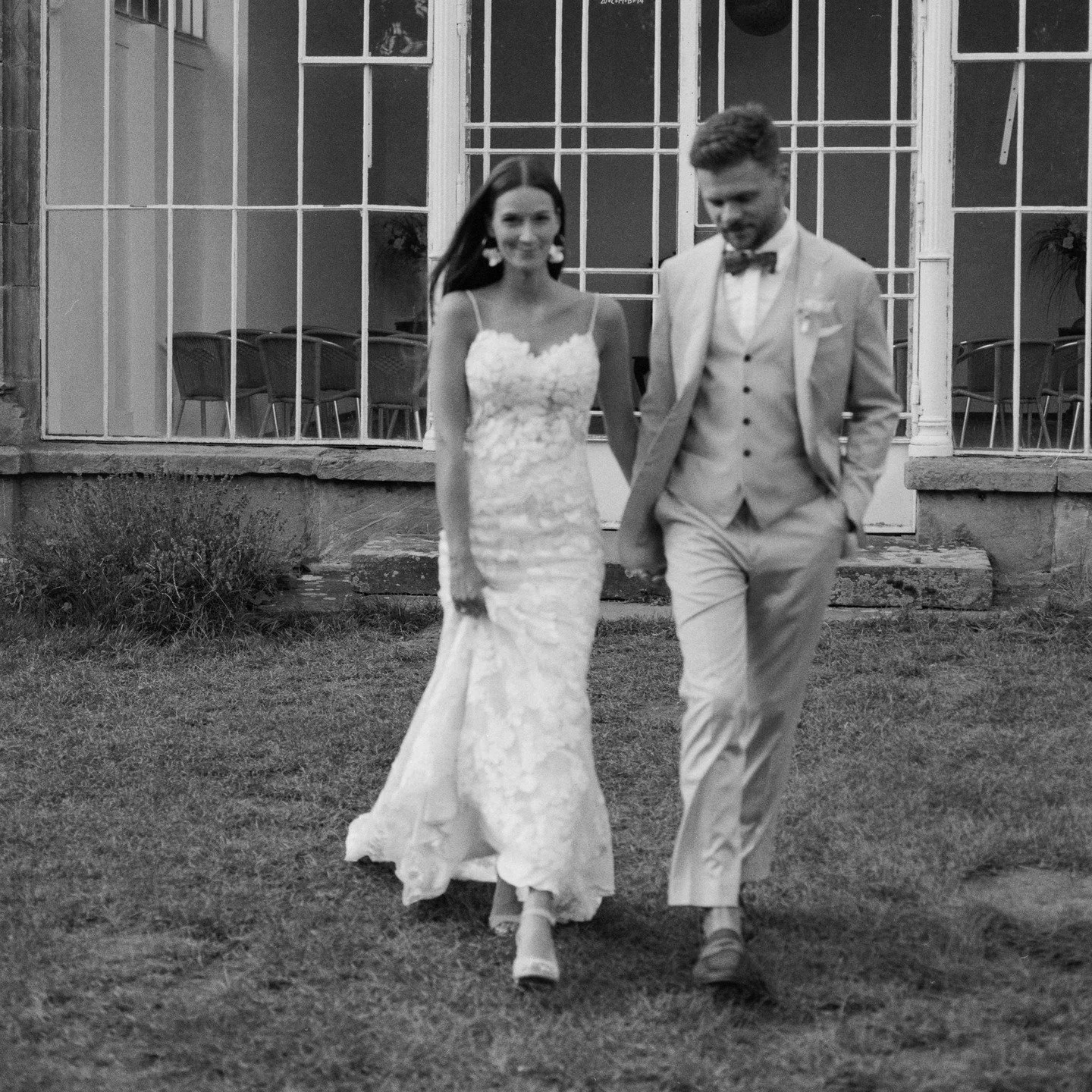 Sometimes moments just happen. Just like glances - after all, you can't pose a glance. Some moments are a bit rough around the edges, but true. I find beauty in things which are fleeting and original. #weddingphotos #hannoverhochzeit #schlosshochzeit