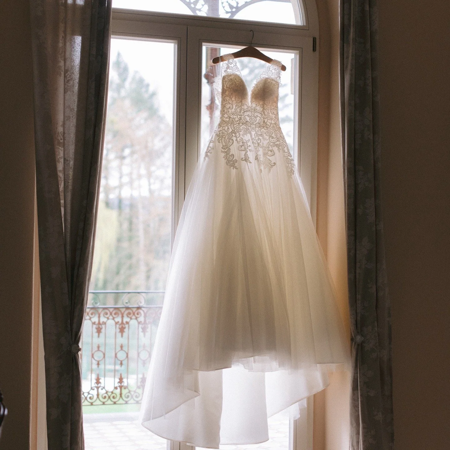 The wedding of L&amp;M. Photographed at historic Rittergut Voldagsen. I'm drawn to the weight and grandeur of stately homes - but it's always the couple who brings them to life.