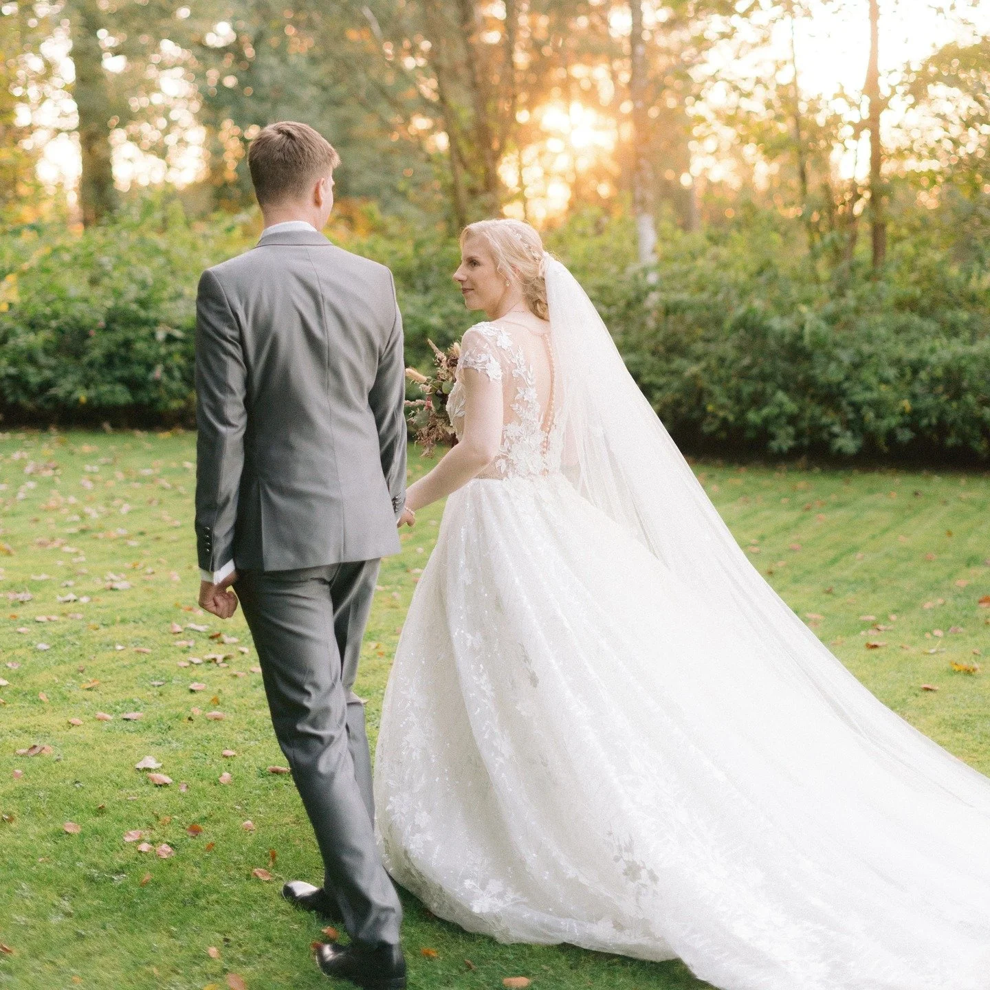 Into the last light. #hochzeit2026 #elegantehochzeit #heiratenimharz #fineartwedding #poeticwedding #hannoverhochzeit #heirateninnorddeutschland #harzhochzeit