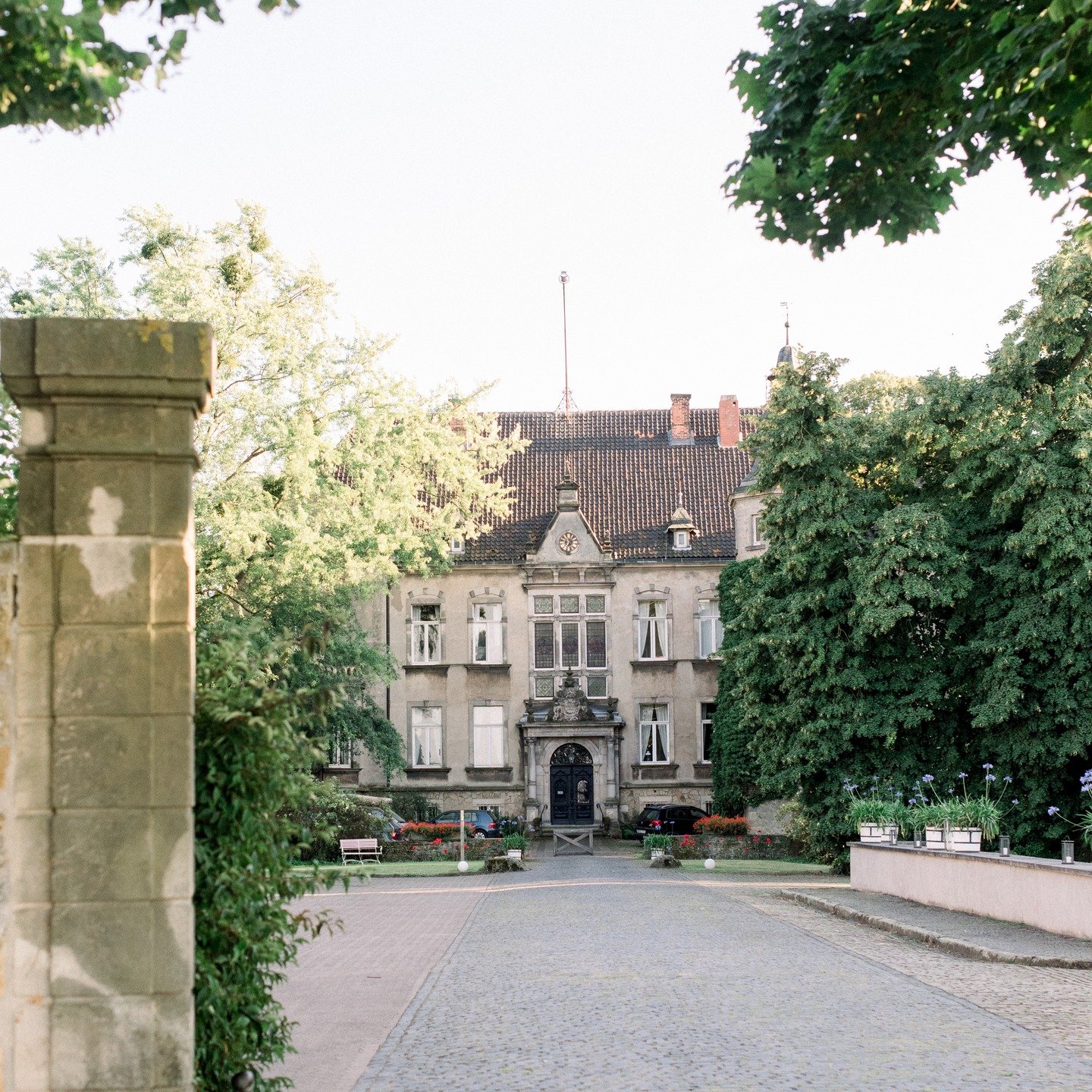In den letzten Jahren hat sich mein Blick auf Hochzeiten ver&auml;ndert. Pers&ouml;nliche Erfahrungen und Erlebnisse haben mir immer wieder gezeigt: Es ist nicht das Ereignis. Hochzeiten sind ein &Uuml;bergang, von dem, was war, und dem, was beginnt.