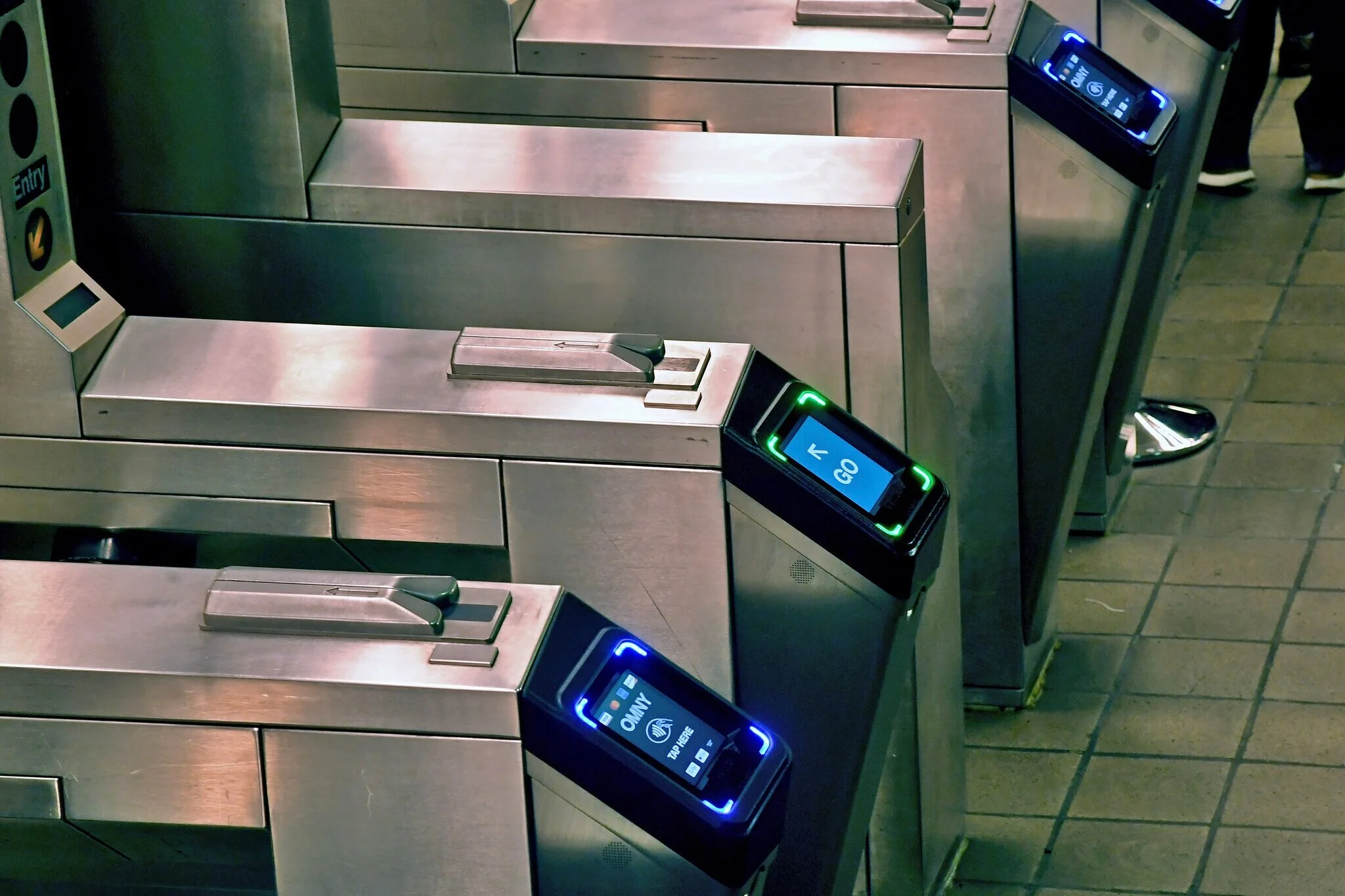 OMNY readers in a New York subway station, allowing riders to pay by tapping their credit or debit card. 📸: Flickr