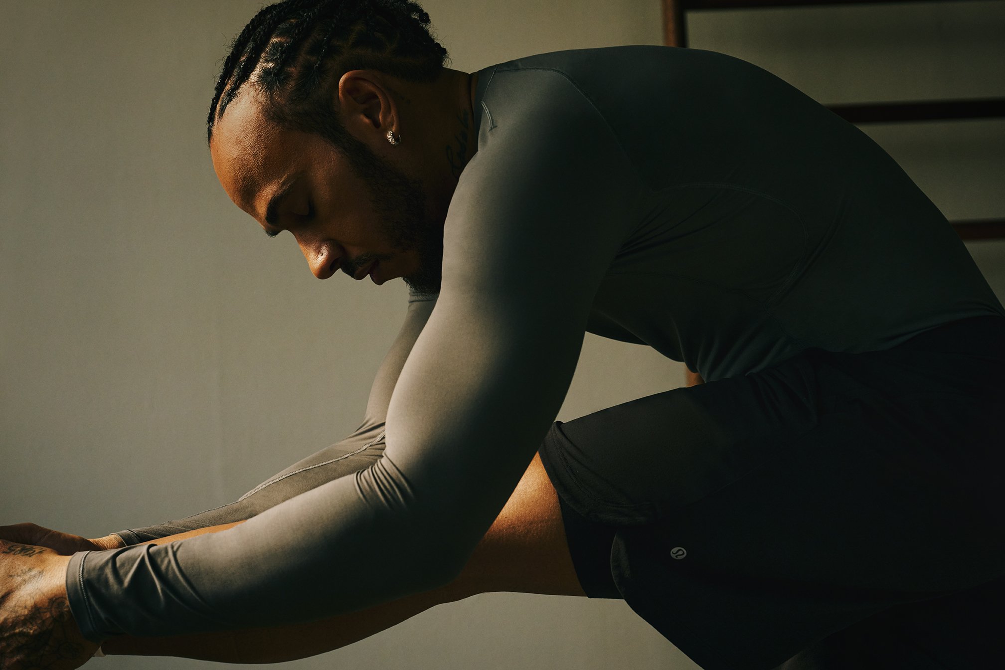 lewis-hamilton-lululemon-calebharperomens-11.jpg