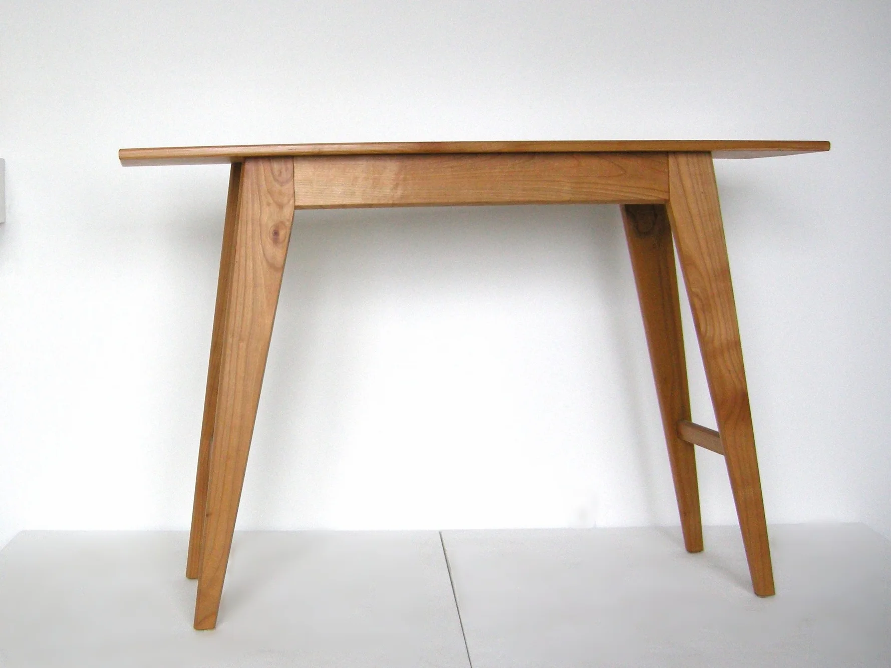Shaker Table Hunt and Noyer NEXTSPACE.jpg