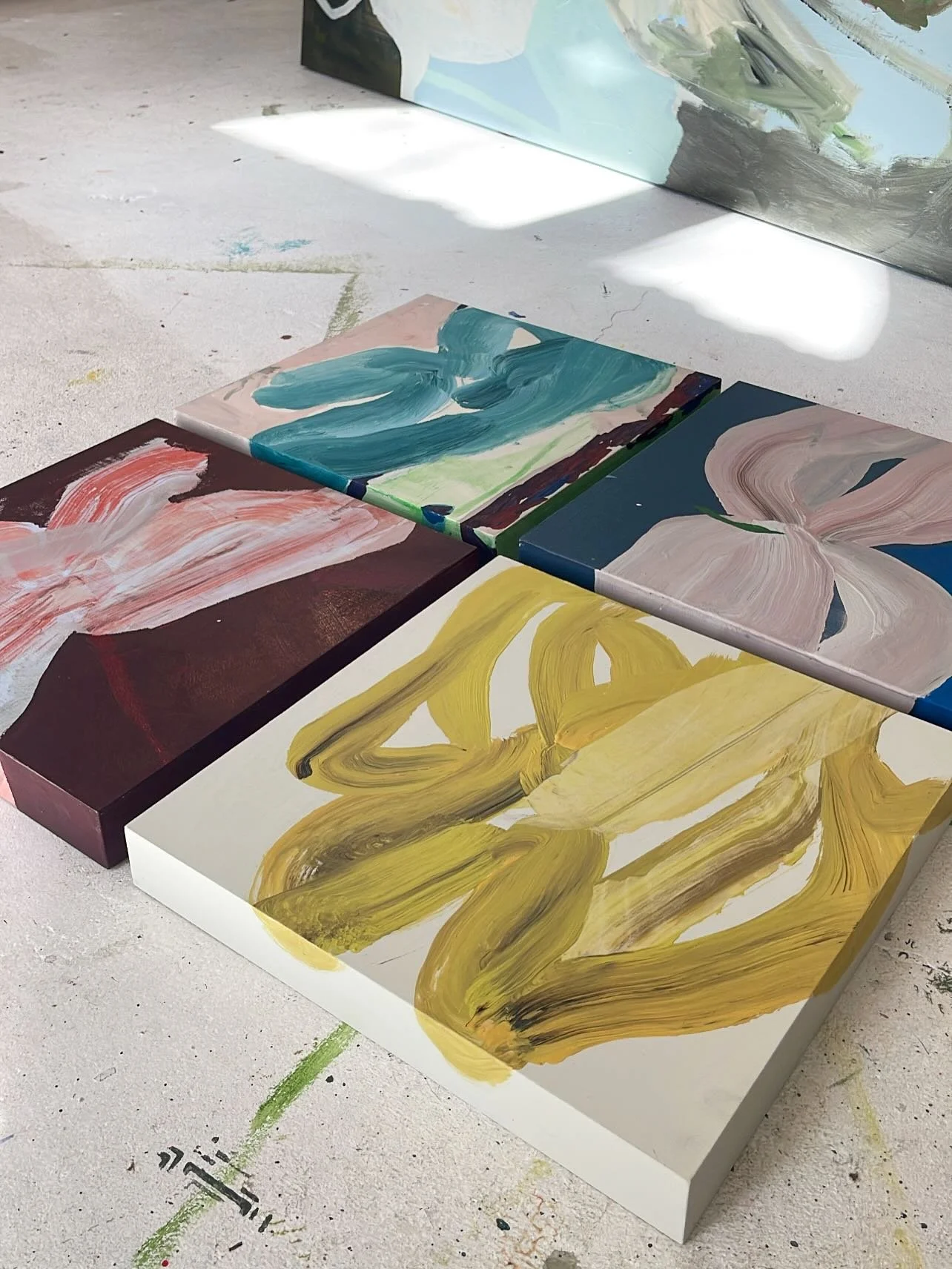 In just TWO WEEKS I&rsquo;ll be releasing a group of wavy florals on my site 🤸 Reggie&rsquo;s ready, are you?? #allisonjames