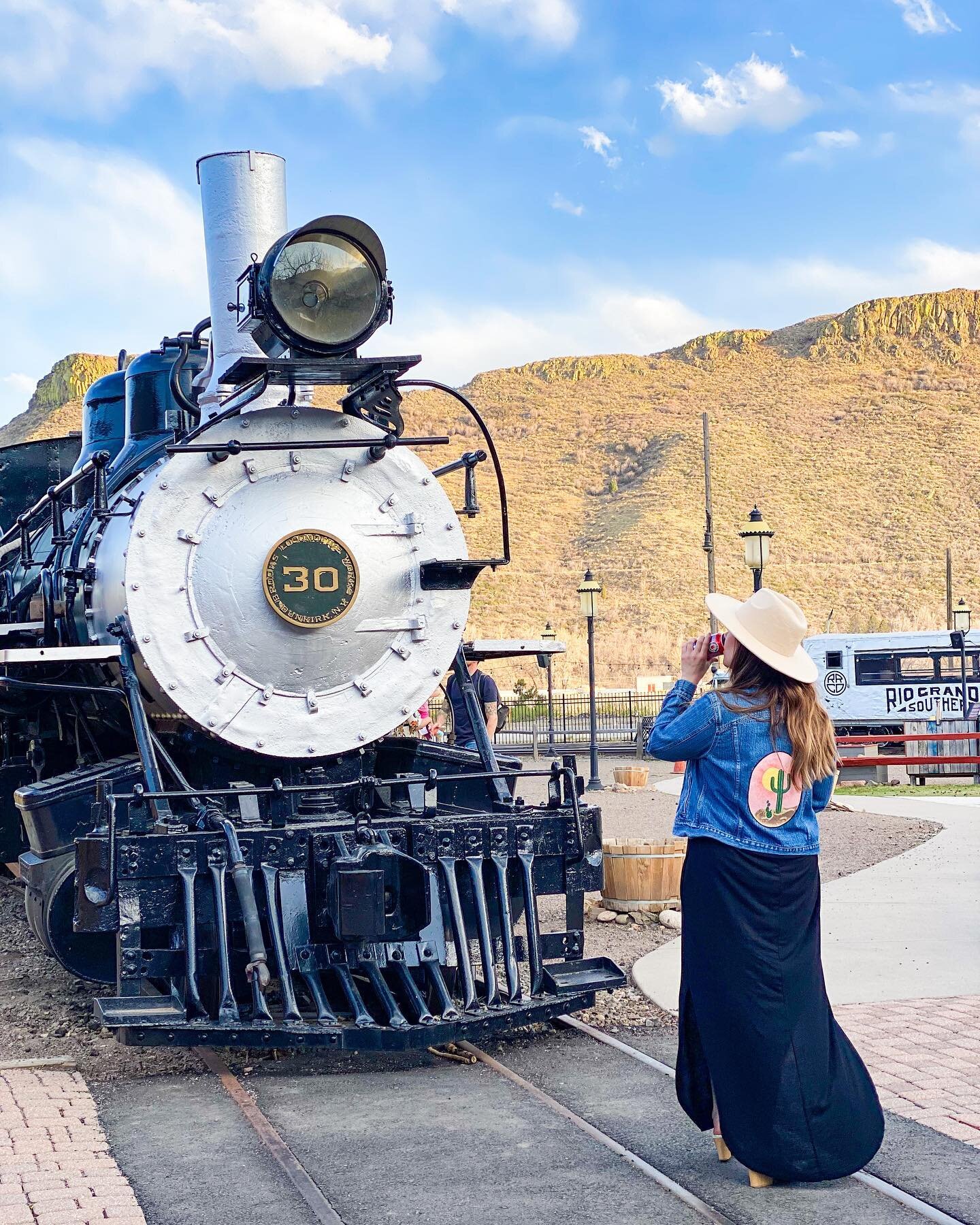 If you&rsquo;re looking for a super unique event space, you are right on track! 🚂 Last week we attended the launch of Table Mountain Station, the new event space hosted by the @coloradorailroadmuseum and @tablemtninn. The indoor and outdoor venue sp