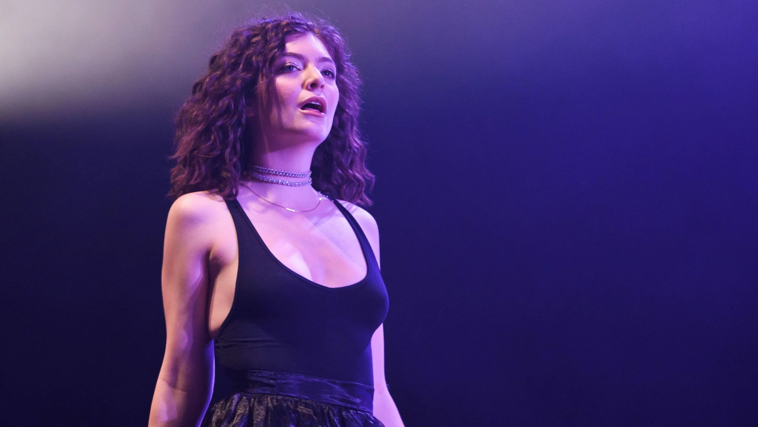 Lorde covers “Solo” live