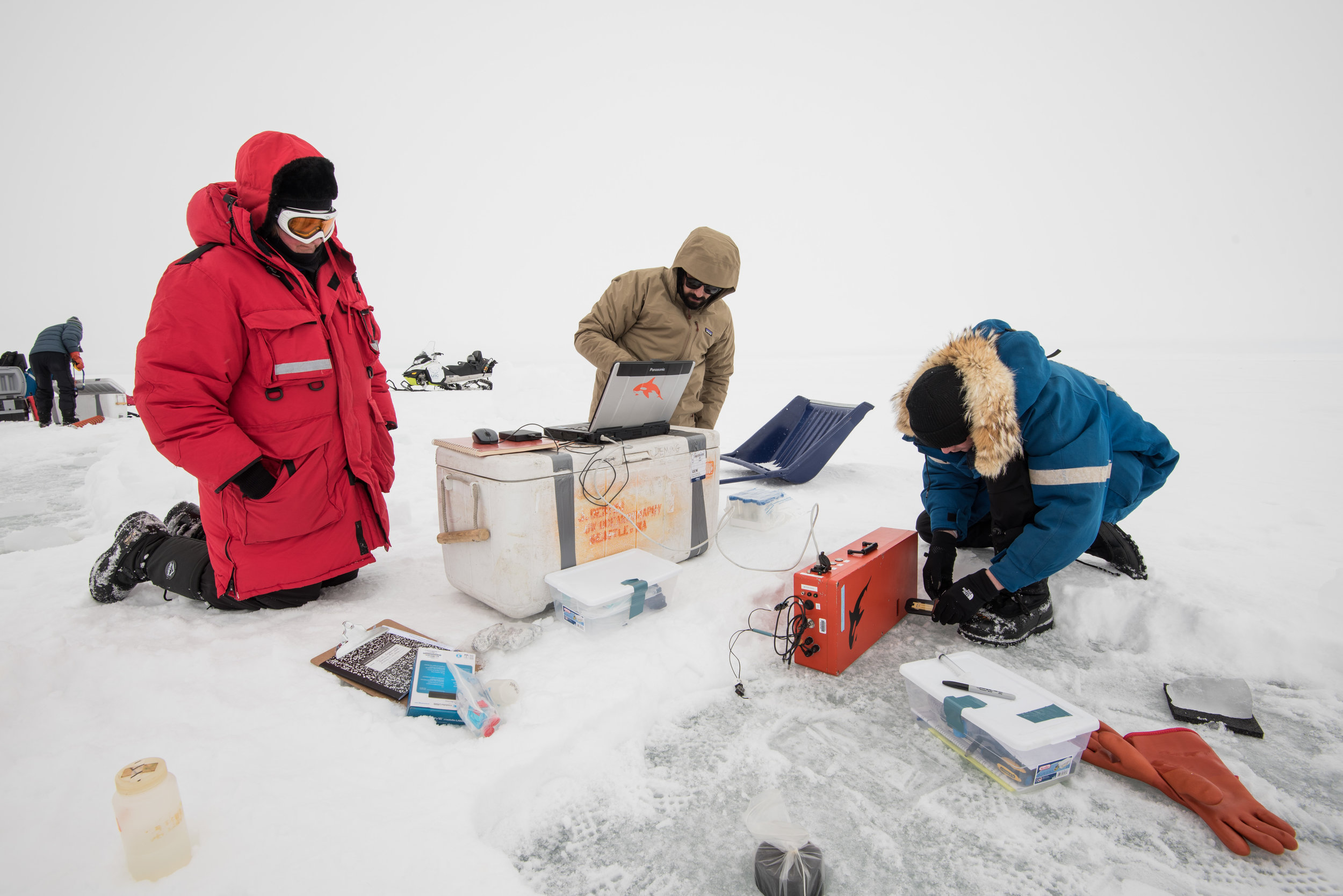 Jody Deming, GM Showalter and Manu Bedrossian using the holographic microscope. Photo credit: A. Torstensson
