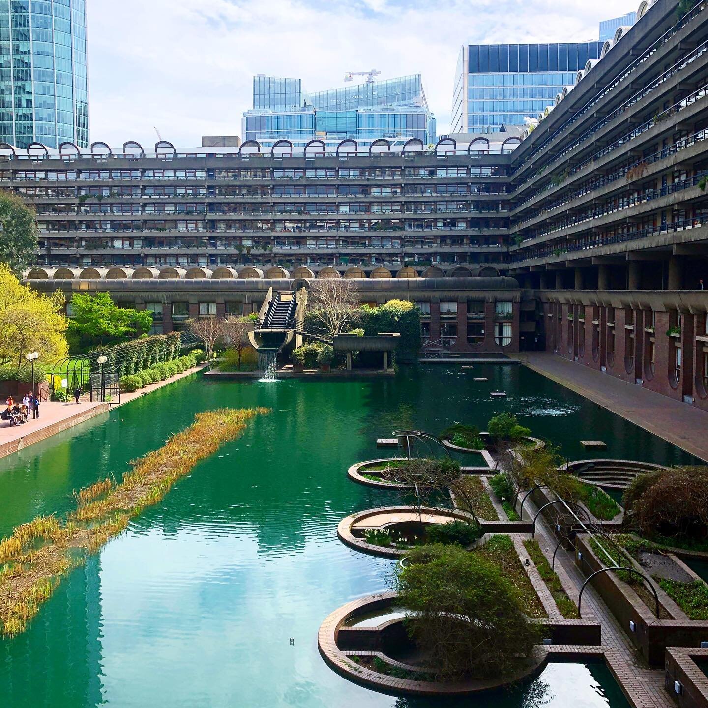 Balance: concrete / greenery / water 
- - -
#throwback #tbt #london #travel #babies #travelswithbaby #barbican #morningwalk #stroll #brutalism #brutalistarchitecture #brutalist #barbicanestate #concrete #startthemyoung #barbican