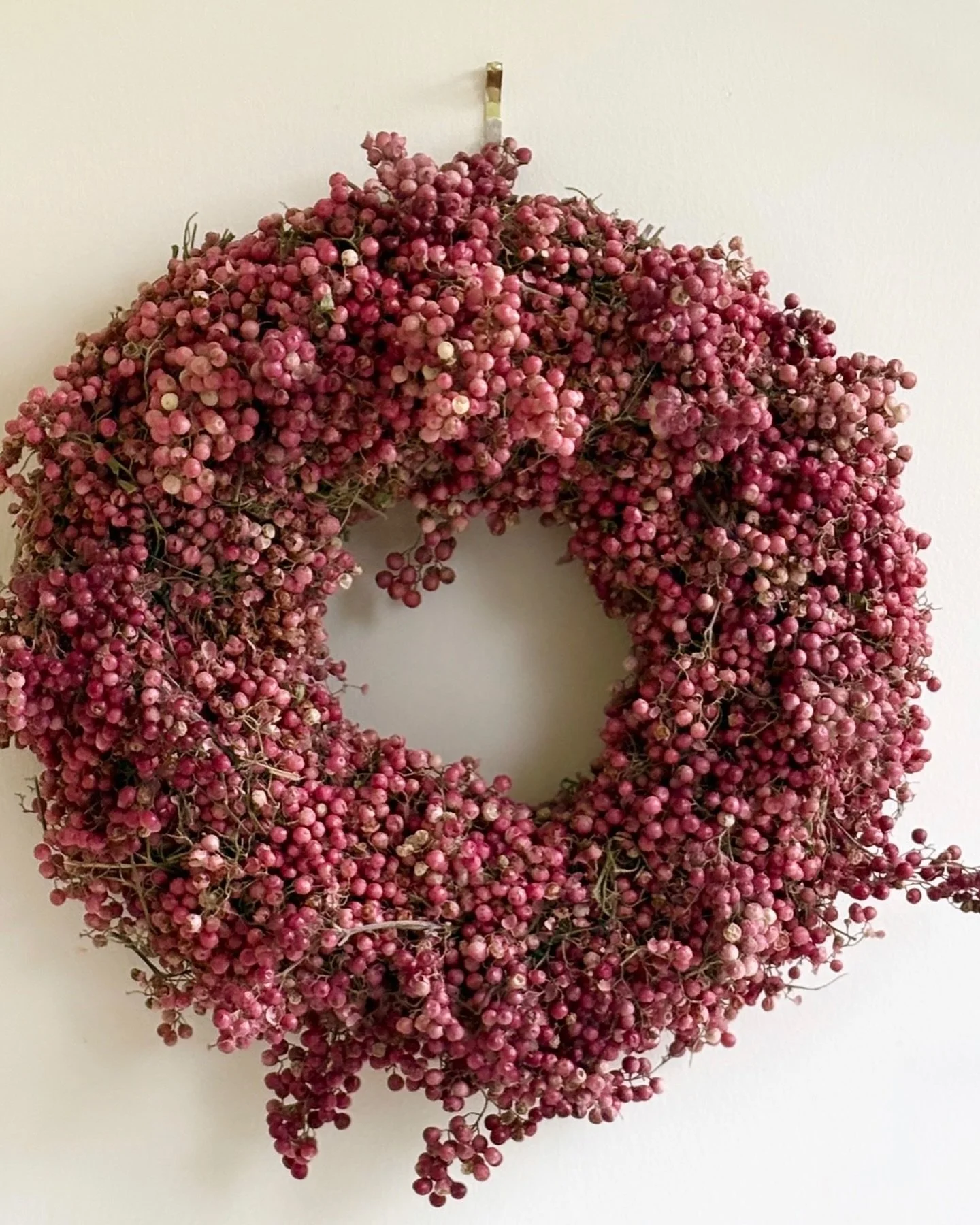 Autumn 🍂 has definitely arrived&hellip;the leaves changing colour and falling fast 🍂 

I bought this gorgeous wreath today from a lovely independent florist. The colours are stunning and will be inspiration for some new art work&hellip;

Storm Amy 