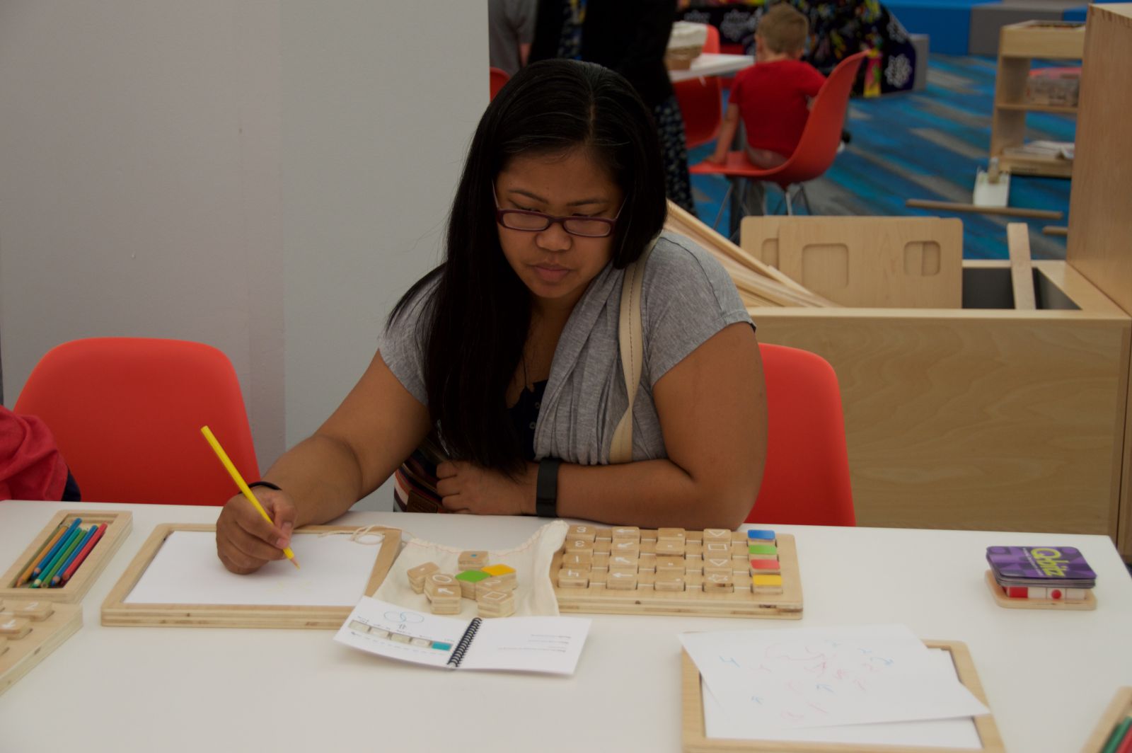     Une jeune femme étudie le plateau de programmation de Learning Beautiful. (Courtesy of Kimberly Smith) 