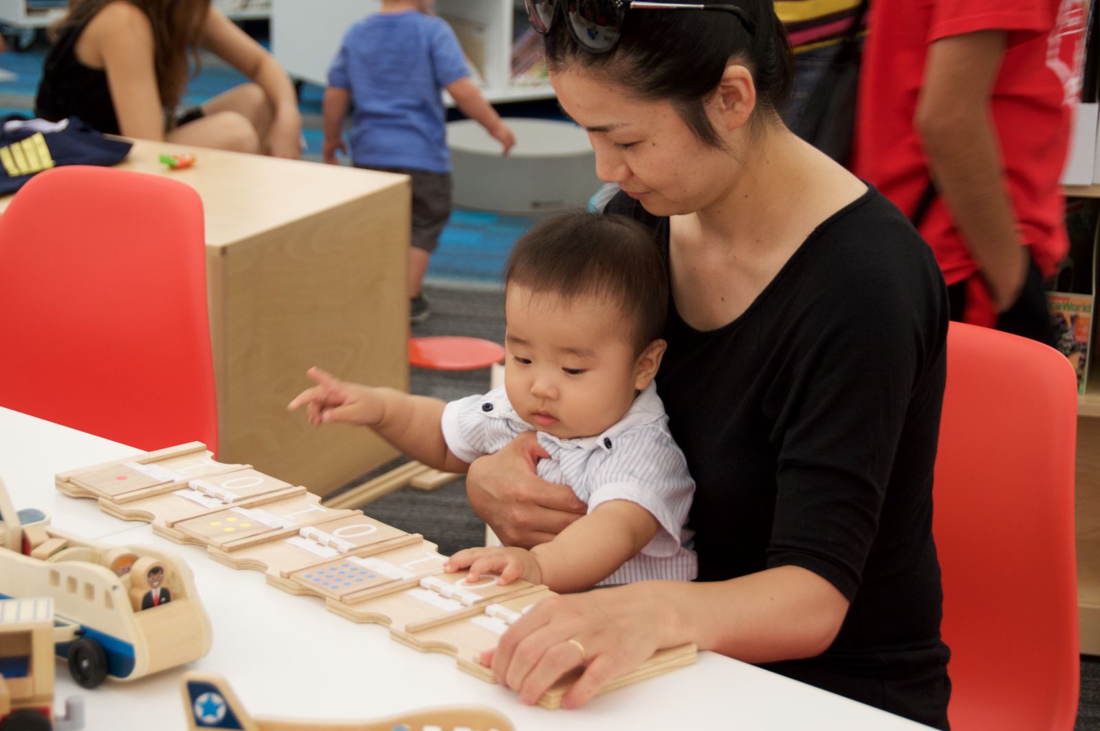     Un tout jeune enfant joue avec les cartes binaires. (Courtesy of Kimberly Smith) 