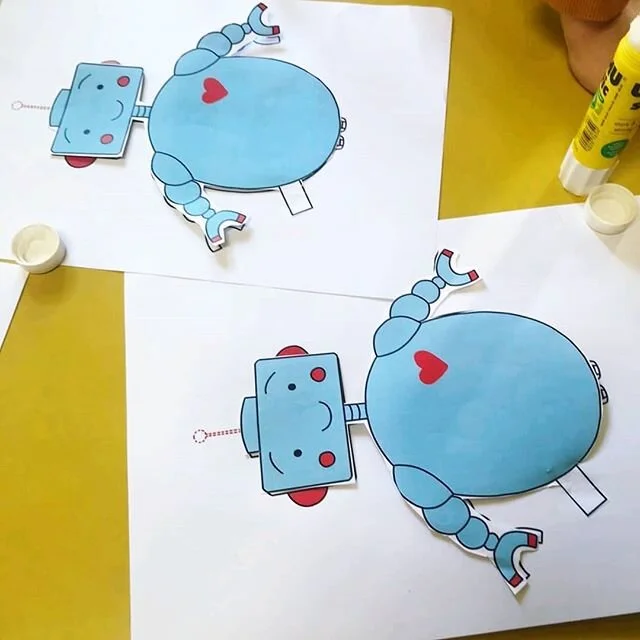 🤔 Mais qu'est-ce qui se cache derrière le joli sourire d'Hayo le robot ? Réponse dans la 2ème image ! 👨🏾‍⚕️ Et si on jouait au docteur pour soigner les ordinateurs ? En recomposant Hayo pièce par pièce, les enfants apprennent de quoi il est compos