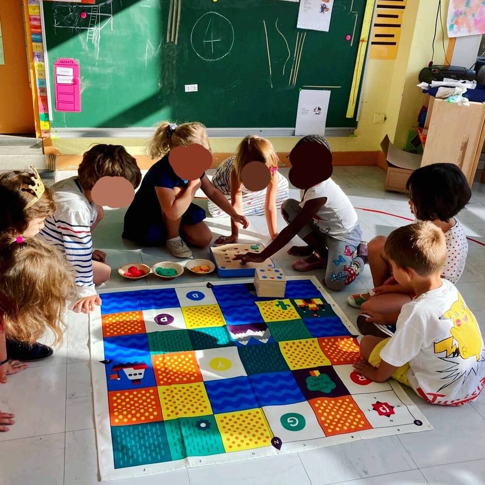 👨‍👩‍👧‍👦 En apprenant ensemble on va plus loin. ⠀

👣 Les interactions font partie intégrale des ateliers COLORI. Au lieu de passer par un écran pour explorer les principes informatiques, on en discute avec les copains et les copines. 

🙌🏽 Chaqu