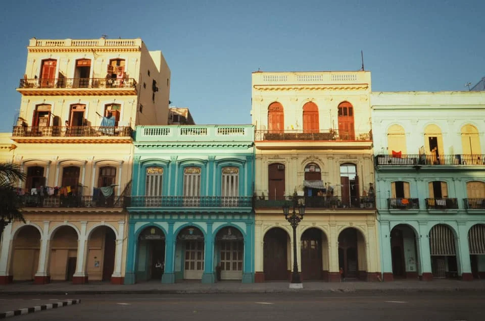 La cuidad de columnas. Havana is a city built by Europeans looking to escape the heat in a hot country. They built pockets of shade under every building.