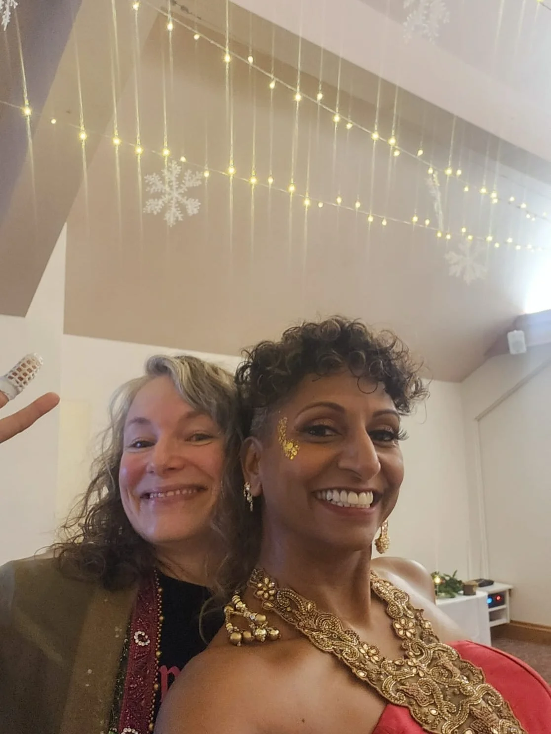 Fun posey shots from Merriest Podmas Party with @sukany4.podcast and a gorgeous bunch of biz owners @castlegction 

We reflected on the wins, we played Pod Bingo, we walked the red carpet and we celebrated 🎉🤩✨

It&rsquo;s rare to tell ourselves wel