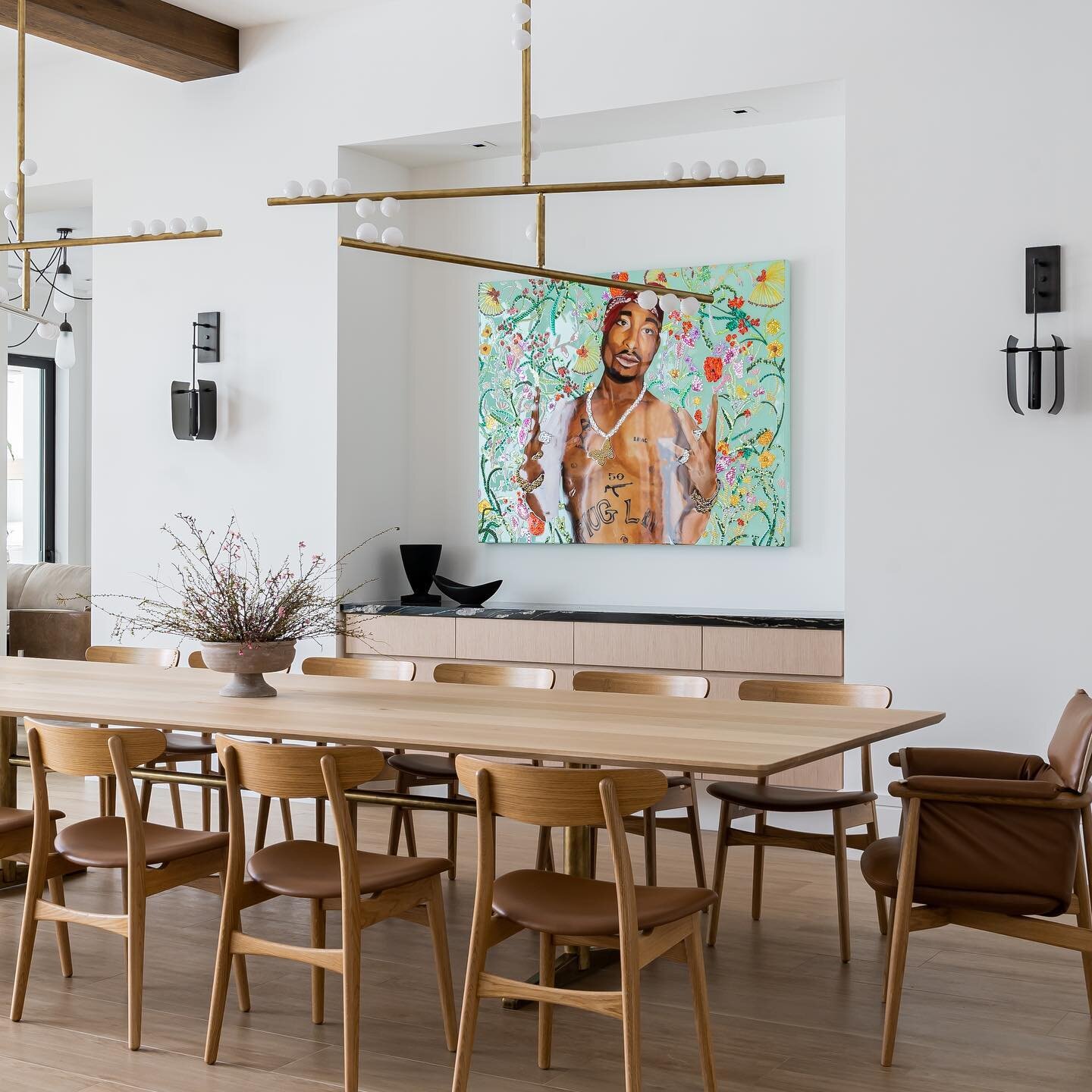 all the dinner parties 🍷

Design @erinacantuinteriors 
 📸 @venjhaminreyesphotography 
Styling @hilow.art @shop.la.seed 

#diningroom #dining #diningtable #customfurniture #art #contemporarydesign #interiordesign #interiors #custombuild #customhomes