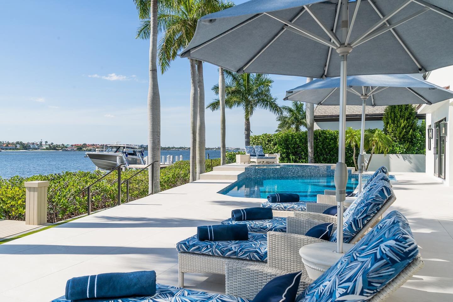 It&rsquo;s the weekend! You can find me in the pool ☀️

#bluelooksgoodonyou intracoastal pool &amp; patio 🛥️ 

Design @erinacantuinteriors 
📸 @venjhaminreyesphotography 
Builder: Wadsworth Developers

#outdoorliving #waterfront #waterfronthomes #bo