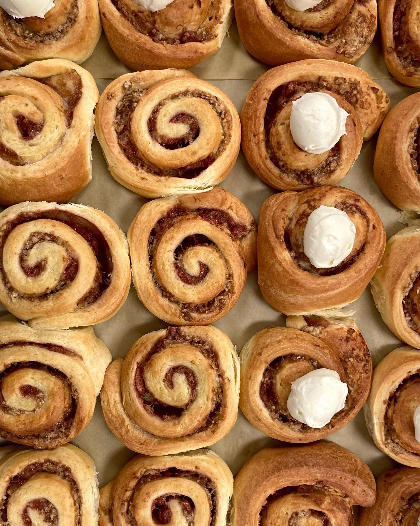 BUNS BUNS BUNS! pre-orders for Mother’s Day weekend are live until tomorrow at noon for 6 packs of sweet buns including; 3 orange blossom cinnamon buns & 3 rhubarb streusel buns (this time around, topped with everyone’s favorite pink