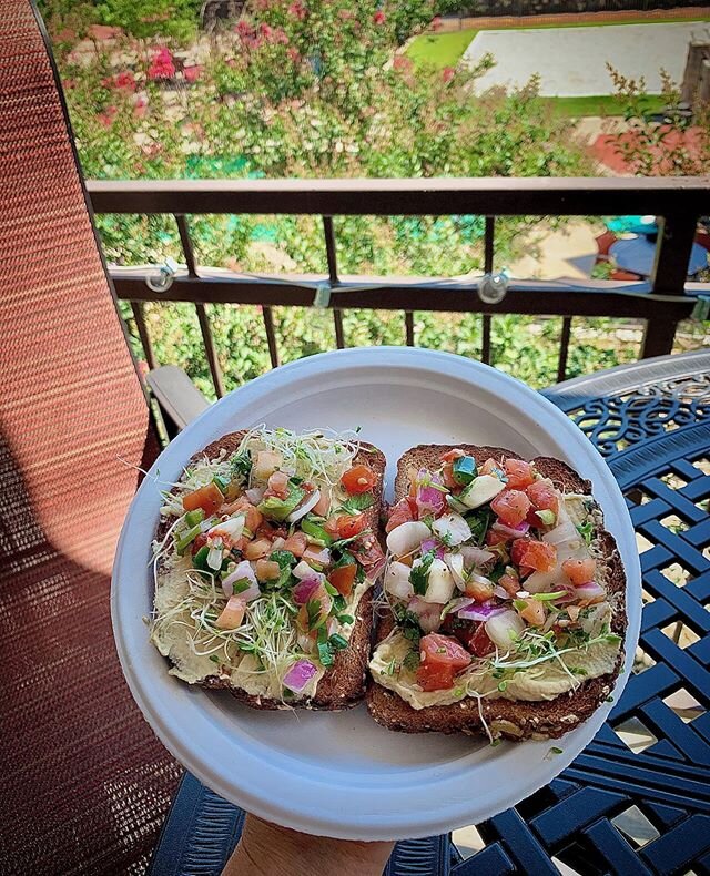 Gorgeous day for eating breakfast on the patio! 🌱 Dave&rsquo;s Bread toast with hummus, sprouts, and pico de gallo... completely oil-free 😋🌱💚
