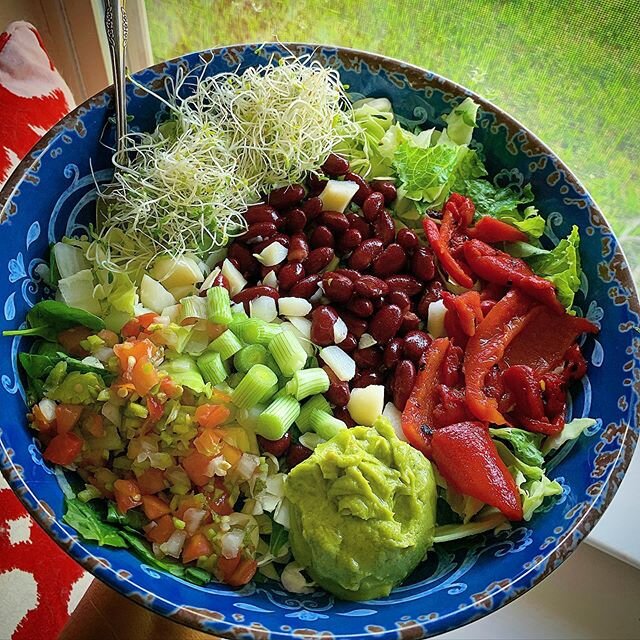 Day 3 of the 30 Day Salad Challenge: 
I 💚beans and roasted red peppers in my salads! And I just discovered the deliciousness of alfalfa sprouts last week so have been adding them into my foods almost everyday 😋Join me for a 30 Day Salad Challenge f