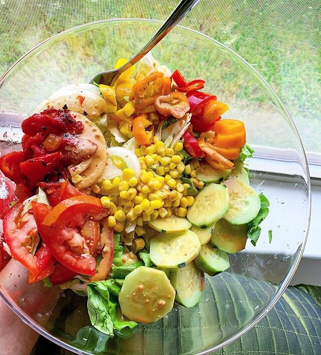 Day 4 of the 30 Day Salad Challenge: 
Roasted red peppers make every salad taste better!🌶
🌱
I made a low-fat peanut sauce for the dressing using PB2 powder (#plantifulkiki). It was so yummy!😋
🌱
Join me for a 30 Day Salad Challenge for health and 