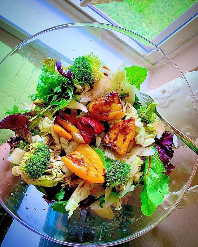 Day 5 of the 30 Day Salad Challenge: 
Roasted mini peppers from the air fryer are so good!🌶
🌱
Not every salad has to be huge and replace a meal. This one was a smaller salad with just raspberry balsamic vinegar. It helps to eat salads before a meal