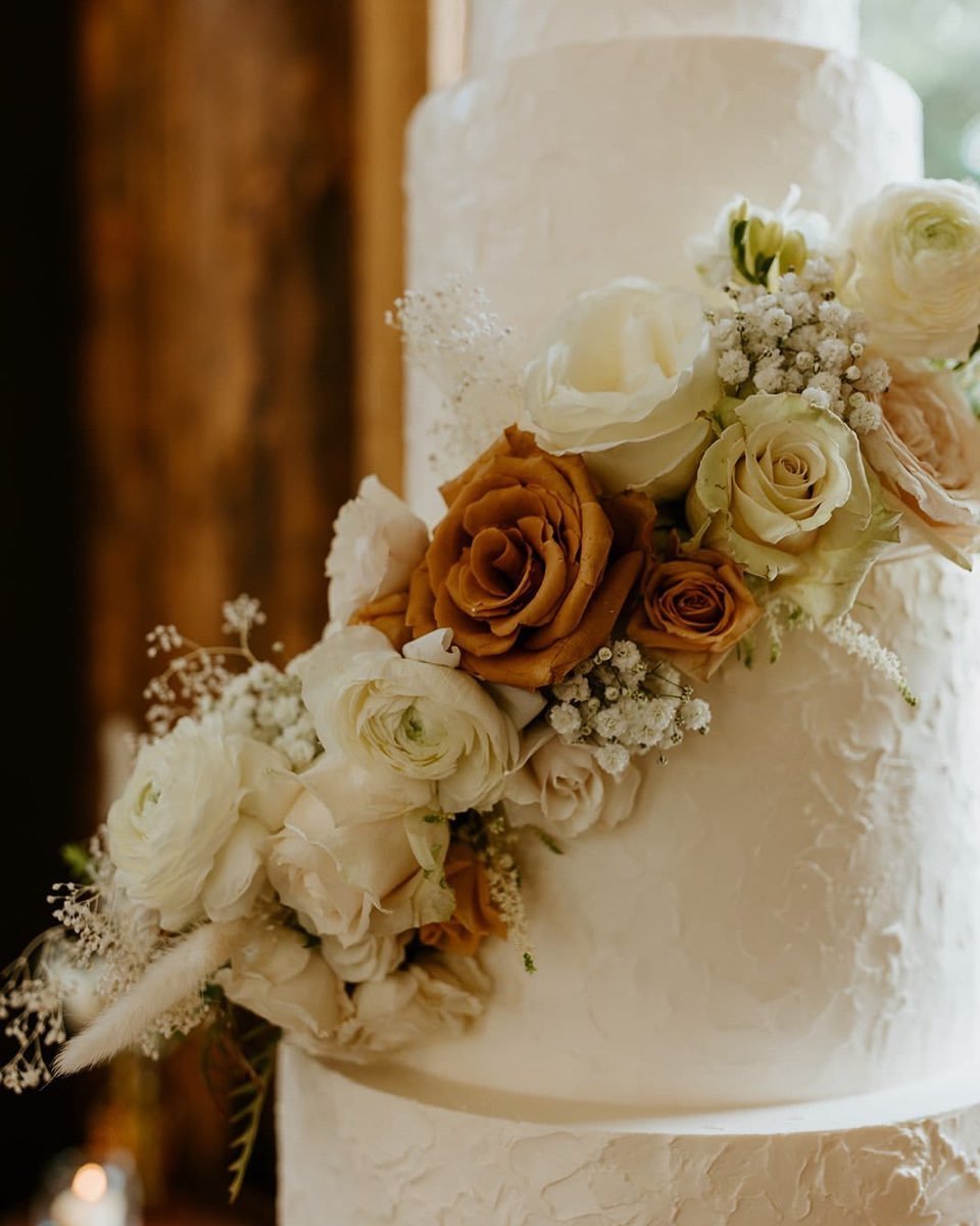 Divine cake florals.

Photo Credit: @macyspencerphotography
Venue: @mtwildflowerwed
Planner/Designer: @curatedbycrystal
Florals: @fieldandfrond
Lovely Bride &amp; Groom: The Crow's

#localflowers #weddingflorist #wyomingflorist #montanaflorist #codyf