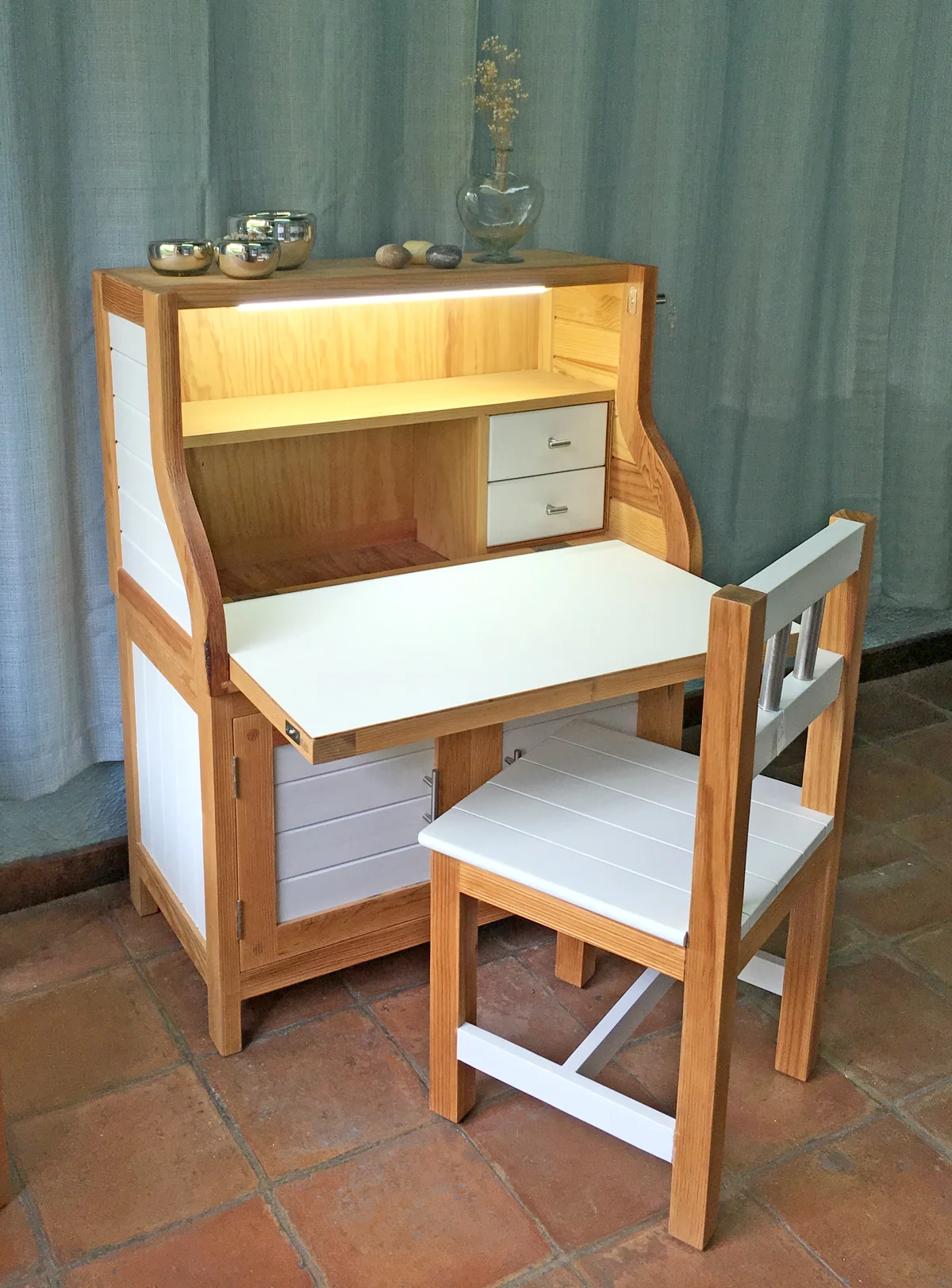 SECRETER Y SILLA LÍNEA NORDIKA 88 x 50 x 117(h) cms • 45 x 45 x 90(h) cms $10,890 + $1,680