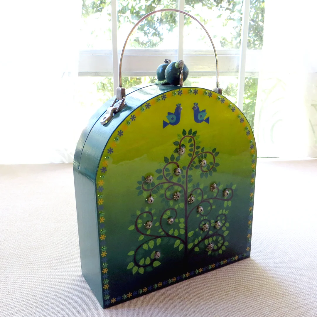 Bolsa de madera pintada a mano