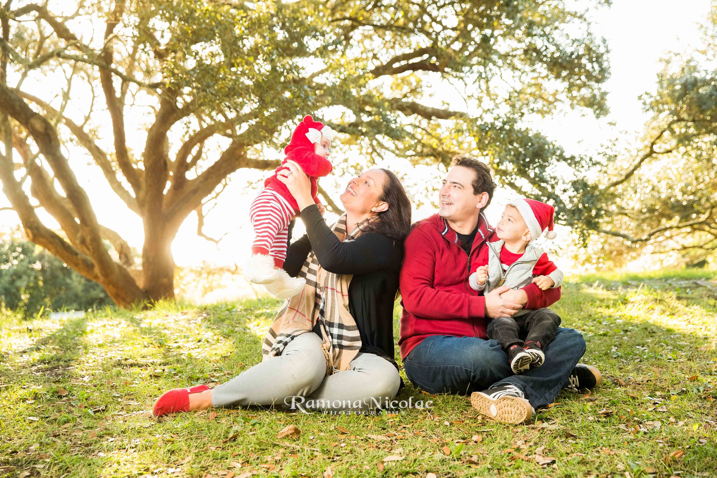 Top 15 Christmas Card Photoshoot Ideas for Families - TrickyPhotoshop