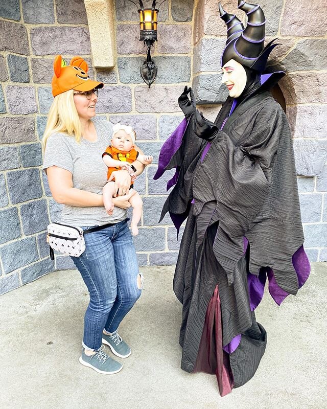 #halfway2halloween you say? Ok then! Here&rsquo;s a photo of a teeny tiny pumpkin hanging out while her mom gets &ldquo;advice&rdquo; from the Mistress of Evil last Halloweentime 🤪
⠀⠀⠀⠀⠀⠀⠀⠀⠀
#disneyland #halloweentime #throwback #igdisney #sleepingb