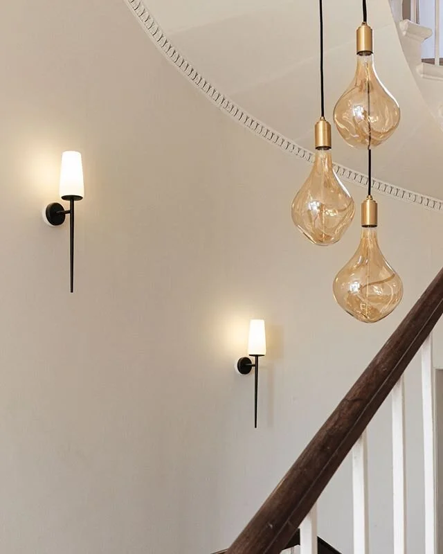 Lighting taking centre stage in the entrance hallway. Using the lights here to create a moment and draw you in, to the heart of the home. 📸 @snapsbymartin