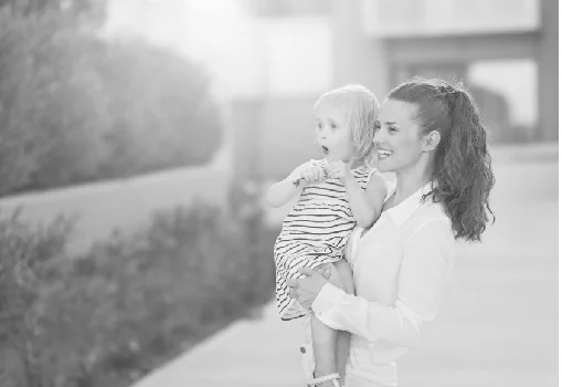 youngmom_bw_325x400-16-18-18-01.jpg