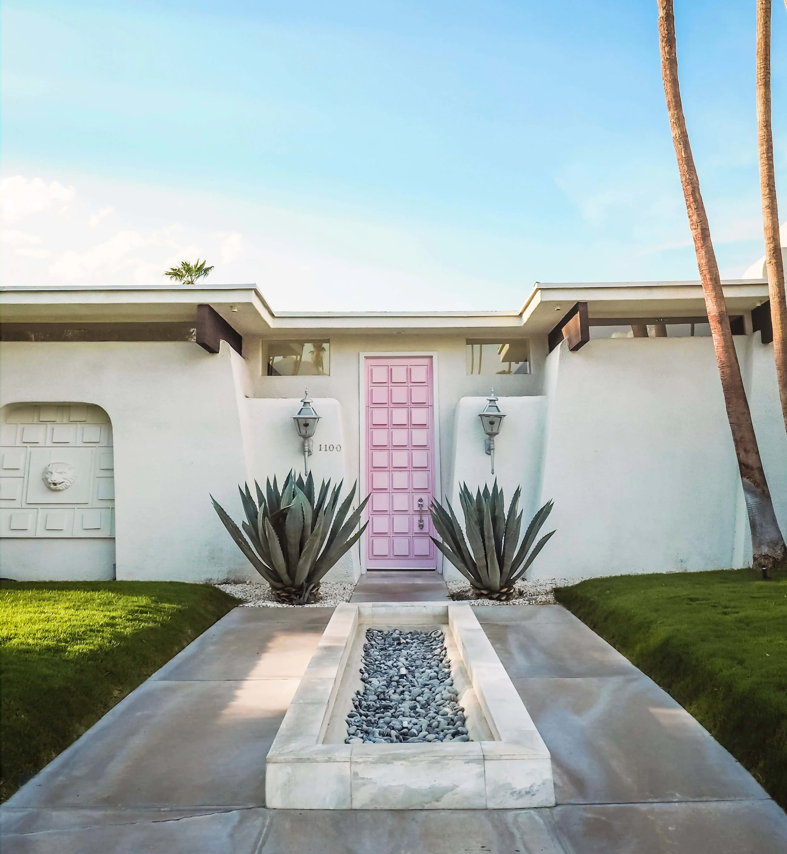 The bright colors and desert vibes of Palm Springs are perfect for a relaxing vacation. Learn more about where to stay and how to experience the city and have a blast despite the heat. #palmsprings #california #cityguide #travel