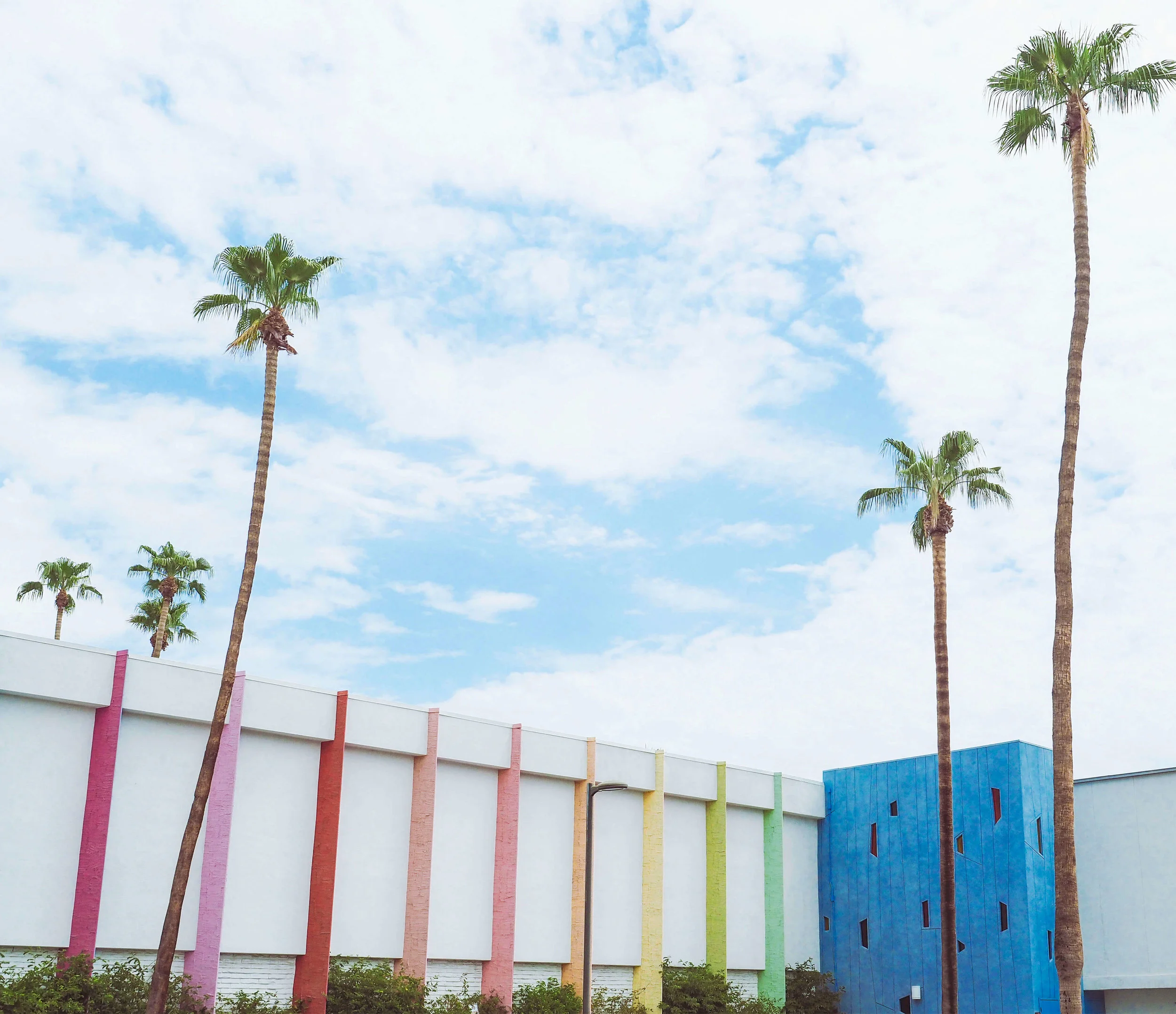 The bright colors and desert vibes of Palm Springs are perfect for a relaxing vacation. Learn more about where to stay and how to experience the city and have a blast despite the heat. #palmsprings #california #cityguide #travel