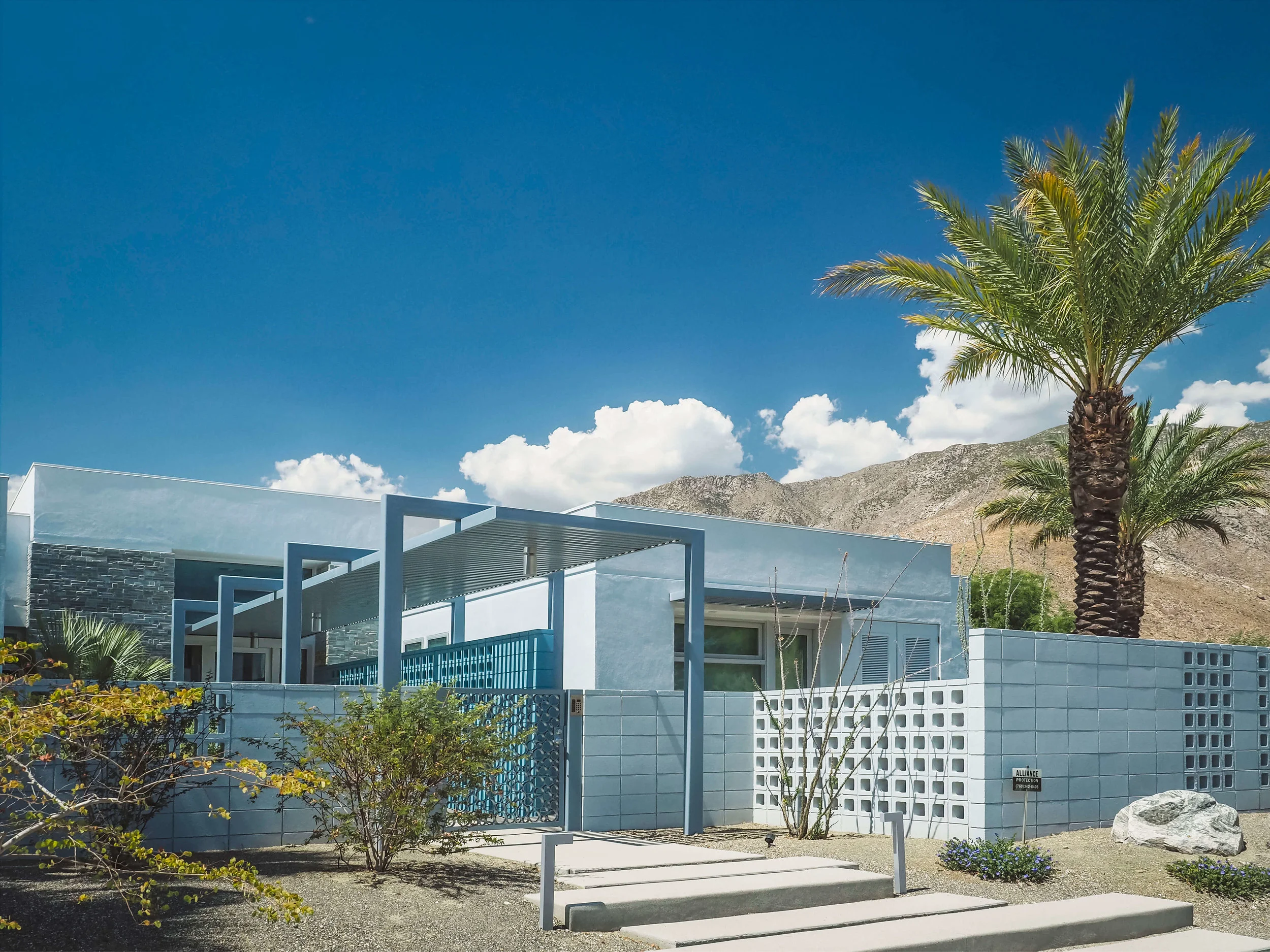 The bright colors and desert vibes of Palm Springs are perfect for a relaxing vacation. Learn more about where to stay and how to experience the city and have a blast despite the heat. #palmsprings #california #cityguide #travel